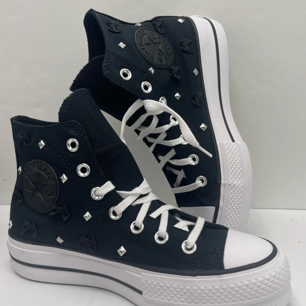 Converse WMNS Black High-Top
CTAS LIFT HI
BLACK/SILVER/WHITE Platform Sneakers - Picture 13 of 15